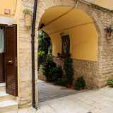 Proseguiamo sulla stessa strada per poi raggiungere a destra via Petrarca, recandoci verso l�arco color ocra...